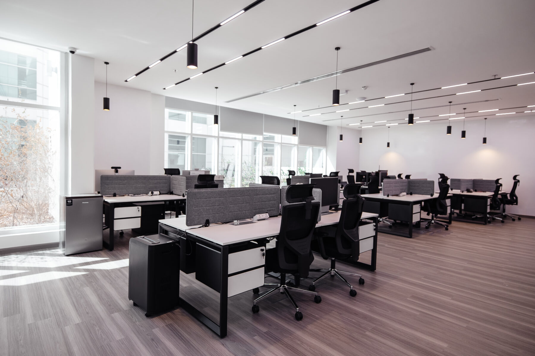 Open-plan office workspace fit-out and renovation Dubai — Grand Builder