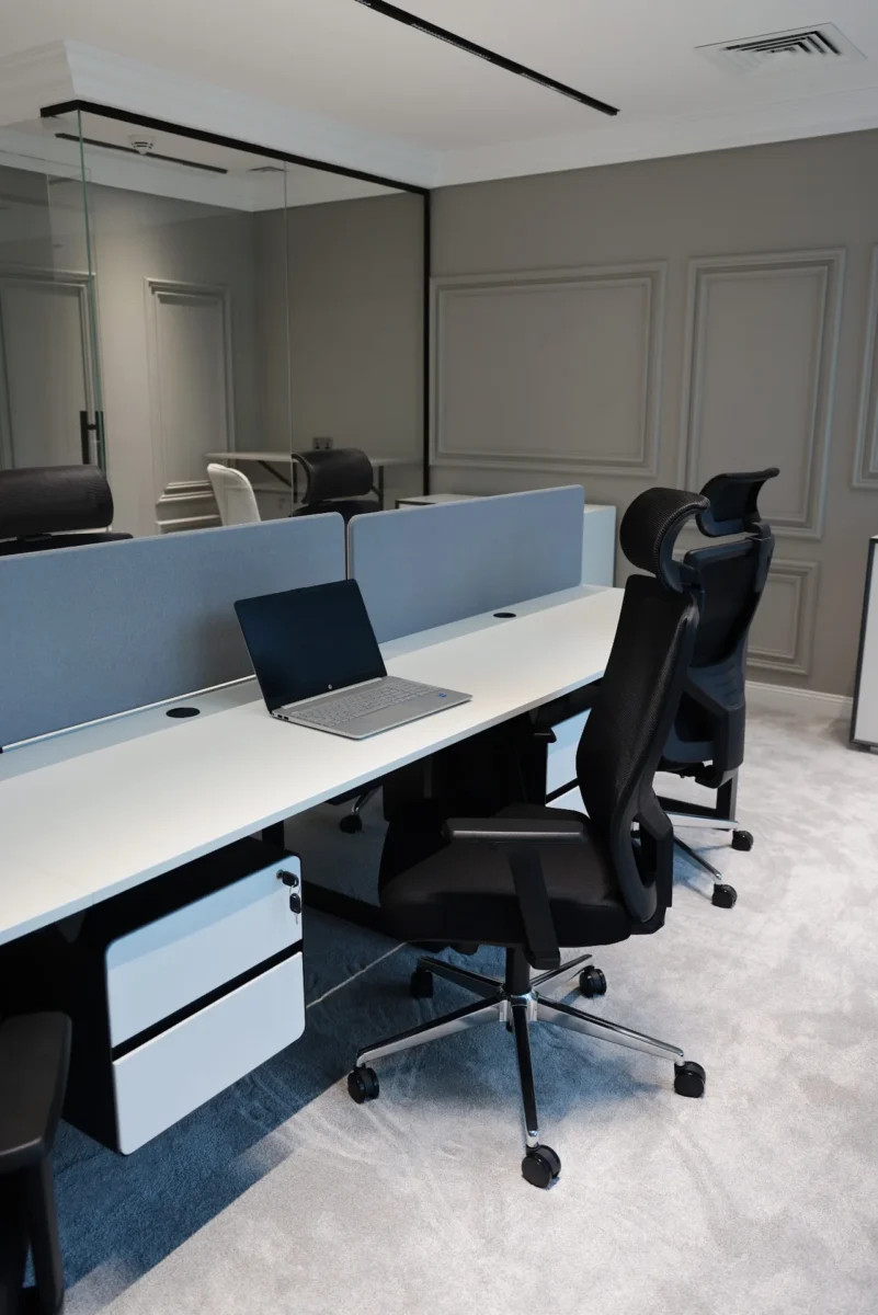 Open-plan office workstations Dubai